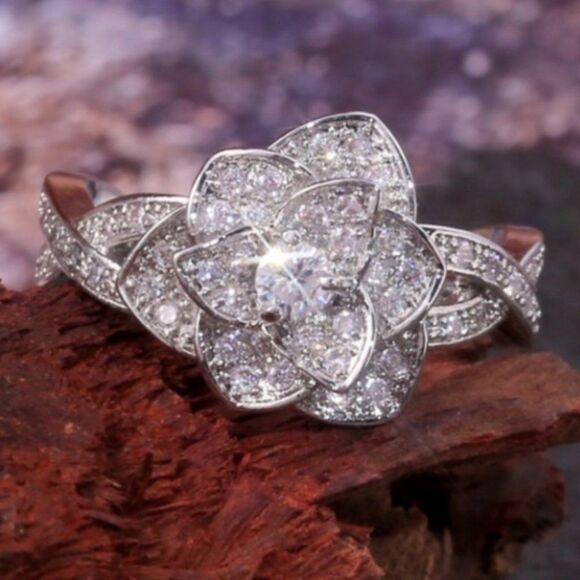 ✨HOST PICK 🍸Elegant Silver Plated Rose 🌹 Flower Simulated Zircon 💎 Ring✨ - Picture 1 of 16